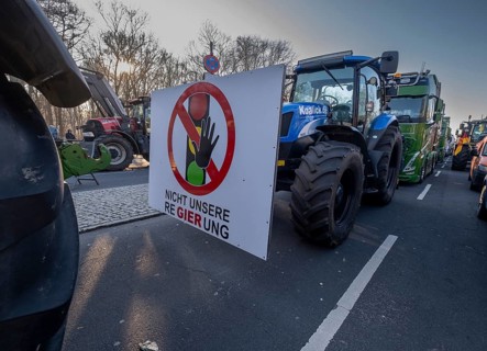 Germany, Berlin, 08.01.2024, Protest by farmers in front of the Brandenburg Gate, nationwide