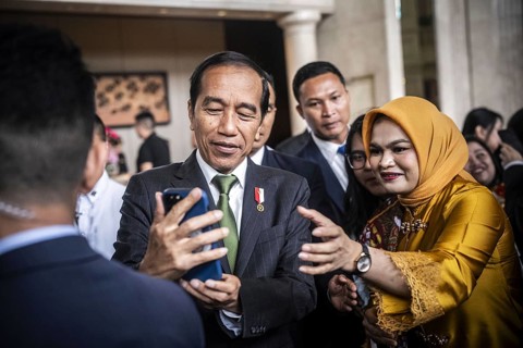 Joko Widodo, the President of Indonesia, takes selfies during a visit to Manila, Philippines
