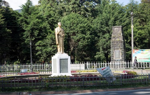 Statue of Buddhist leader Anagarika Dharmapala, Nuwara Eliya, Sri Lanka, Asia