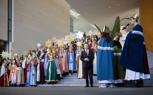 Federal Chancellor Olaf Scholz (SPD) pictured at the traditional reception for carol singers at the