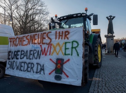 Germany, Berlin, 08.01.2024, Protest by farmers in front of the Brandenburg Gate, nationwide