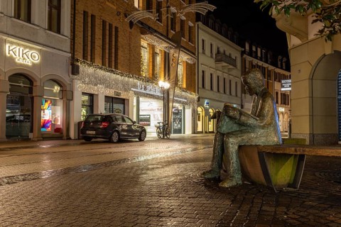 Bronze statue, newspaper reader, bronze sculpture by Pieter Sohl, Hauptstrasse, Bismarckplatz,