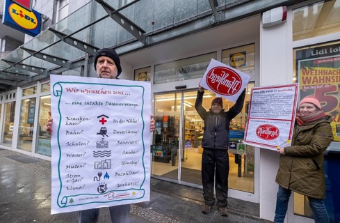 Germany, Berlin, 21.12.2023, action by Gemeingut in BuergerInnenhand (GiB), actions in front of