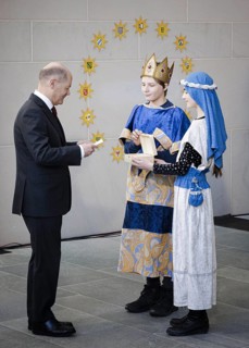 Federal Chancellor Olaf Scholz (SPD) pictured at the traditional reception for carol singers at the