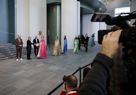 Federal Chancellor Olaf Scholz (SPD) pictured at the traditional reception for carol singers at the