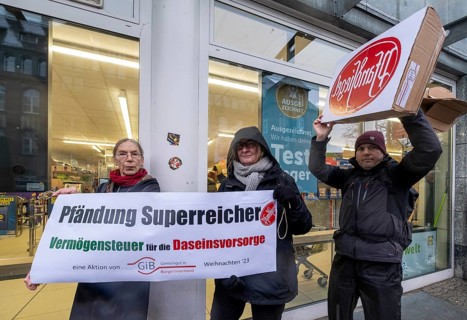 Germany, Berlin, 21.12.2023, action by Gemeingut in BuergerInnenhand (GiB), actions in front of