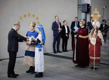 Federal Chancellor Olaf Scholz (SPD) pictured at the traditional reception for carol singers at the