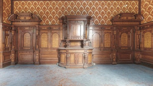 Spacious room with ornamental wood panelling and high ceilings, classically elegant, Villa