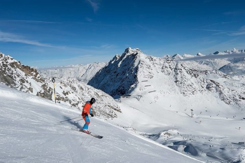 Skiers on the black ski route no. 41 from the Schwarze Schneid to the Seiterkarbahn,