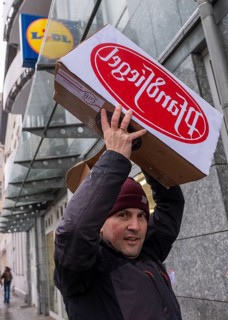 Germany, Berlin, 21.12.2023, action by Gemeingut in BuergerInnenhand (GiB), actions in front of