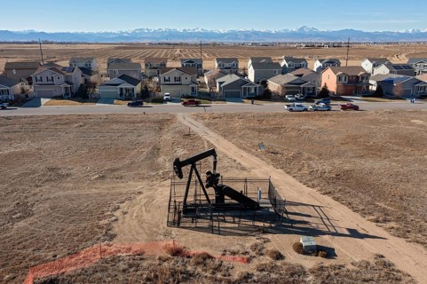 Frederick, Colorado, An oil well near a housing subdivision on Colorado's front range