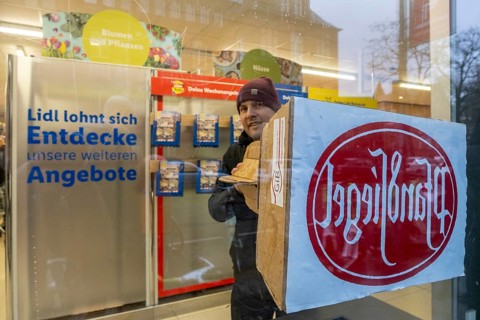 Germany, Berlin, 21.12.2023, action by Gemeingut in BuergerInnenhand (GiB), actions in front of