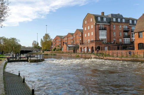 River Kennet and County Lock start of Kennet and Avon canal, Reading, Berkshire, England, UK, high