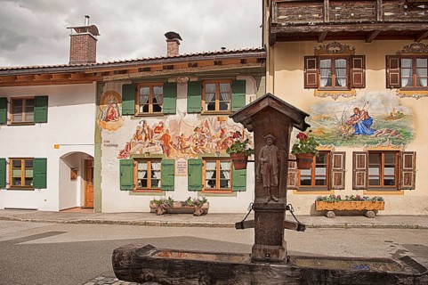 Houses, decorated with flowers, carved fountain, Lueftlmalerei, Mittenwald, Bavaria