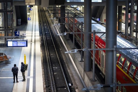 Two people stand on the platform at Berlin Central Station. Today is the second day of the strike