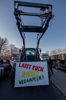 Germany, Berlin, 08.01.2024, Protest by farmers in front of the Brandenburg Gate, nationwide