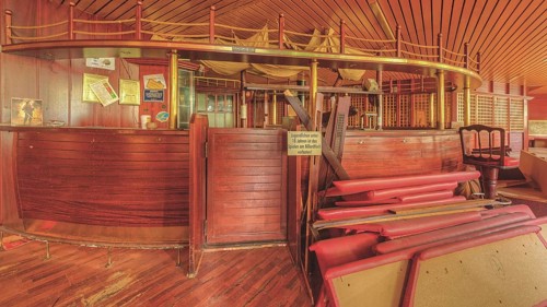 An empty bar with a wooden counter and bar stools that conveys a nostalgic atmosphere, Bad am Park,