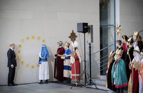 Federal Chancellor Olaf Scholz (SPD) pictured at the traditional reception for carol singers at the