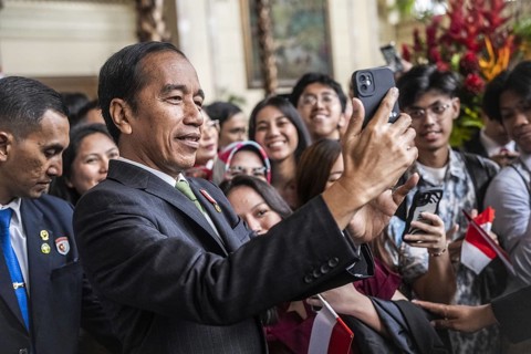 Joko Widodo, the President of Indonesia, takes selfies during a visit to Manila, Philippines