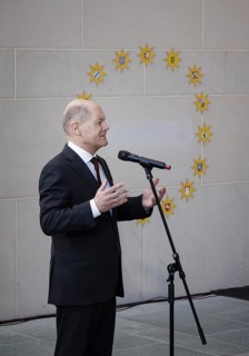 Federal Chancellor Olaf Scholz (SPD) pictured at the traditional reception for carol singers at the