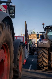 Germany, Berlin, 08.01.2024, Protest by farmers in front of the Brandenburg Gate, nationwide