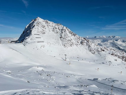 Rettenbachfenrer glacier ski area with Schwarze Schneid gondola lift, Soelden, Tyrol