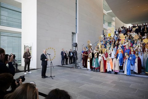 Federal Chancellor Olaf Scholz (SPD) pictured at the traditional reception for carol singers at the
