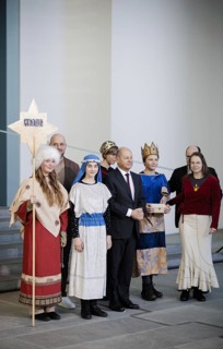 Federal Chancellor Olaf Scholz (SPD) pictured at the traditional reception for carol singers at the