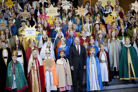 Federal Chancellor Olaf Scholz (SPD) pictured at the traditional reception for carol singers at the