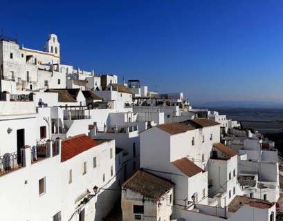 Pueblo blanco historic village whitewashed houses on hillside, Vejer de la Frontera, Cadiz