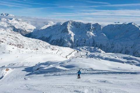 Skiers on Tiefenbachferner, glacier ski area, Soelden, Oetztal, Tyrol