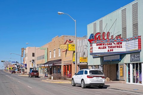 Shops and Allen Theatres, movie theatre on Main Street in the city Farmington, San Juan County, New