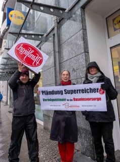Germany, Berlin, 21.12.2023, action by Gemeingut in BuergerInnenhand (GiB), actions in front of