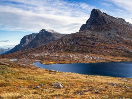 Stigbotthornet and Alnesvatnet in autumn, Anlesdalen, Reinheimen National Park, More og Romsdal,