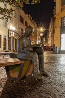 Bronze statue, newspaper reader, bronze sculpture by Pieter Sohl, Hauptstrasse, Bismarckplatz,