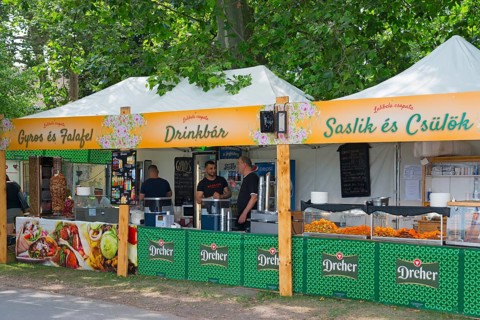 Food stalls with gyros and falafel, outdoor drink bar surrounded by trees, Tata, Totis, Lake Oereg,