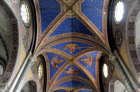 Interior view of the Gothic basilica, construction started at the end of the 13th century, Santa