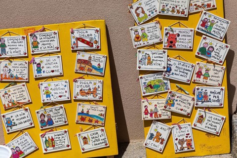 Souvenir boards with Italian sayings, Capoliveri, Elba, Tuscan Archipelago, Tuscany, Italy, Europe