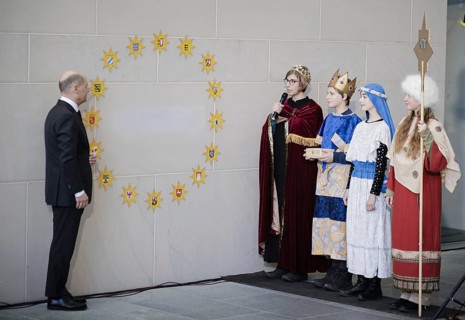 Federal Chancellor Olaf Scholz (SPD) pictured at the traditional reception for carol singers at the