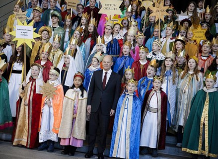 Federal Chancellor Olaf Scholz (SPD) pictured at the traditional reception for carol singers at the