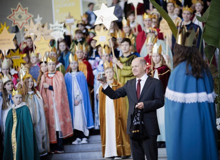 Federal Chancellor Olaf Scholz (SPD) pictured at the traditional reception for carol singers at the
