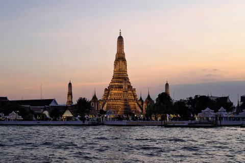 Wat Arun, Temple of Dawn, illuminated in the evening, Bangkok, Thailand, Asia
