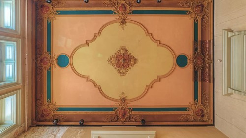 Detailed, artistically designed interior with pastel-coloured ceiling painting, Villa Woodstock,