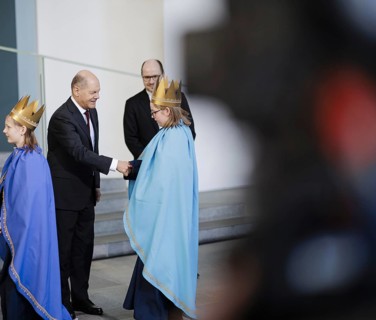 Federal Chancellor Olaf Scholz (SPD) pictured at the traditional reception for carol singers at the