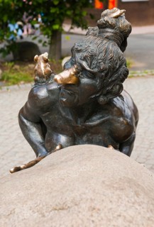Bronze sculpture, statue, sculpture, sculpture, bronze witch grandmother Wadelinde, naked woman