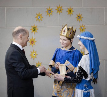 Federal Chancellor Olaf Scholz (SPD) pictured at the traditional reception for carol singers at the