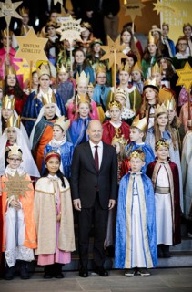Federal Chancellor Olaf Scholz (SPD) pictured at the traditional reception for carol singers at the