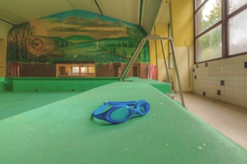 A lost diving diving goggles on a diving board in an empty swimming pool, Bad am Park, Lost Place,