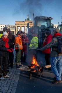 Germany, Berlin, 08.01.2024, Protest by farmers in front of the Brandenburg Gate, nationwide