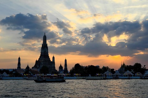 Wat Arun, Temple of Dawn, at sunset, Bangkok, Thailand, Asia